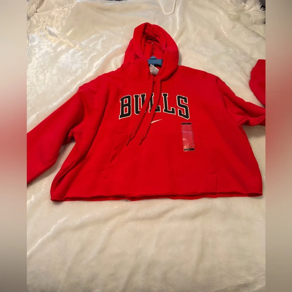Women’s Nike Chicago Bulls Red Pullover Hoodie - Picture 7 of 12